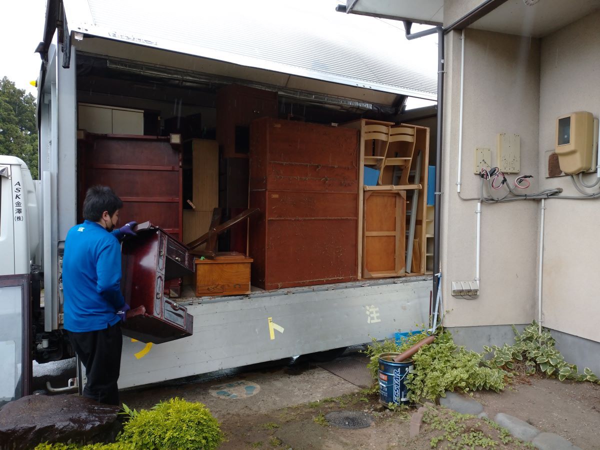 「ご新築への引越しに伴う大型家具と大型家電の回収」作業写真