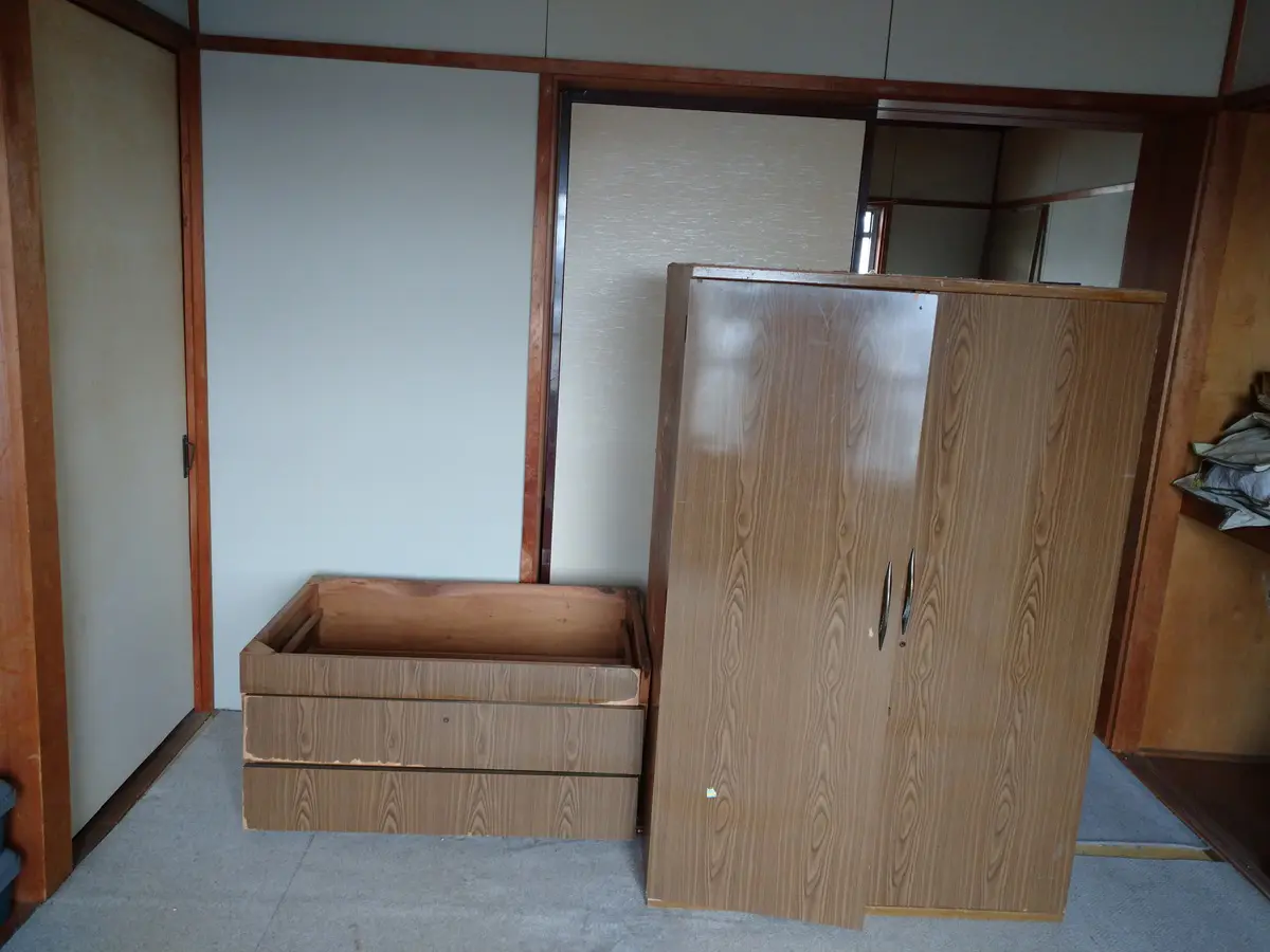 「階段から運べない大型家具を安全に回収しました」作業写真