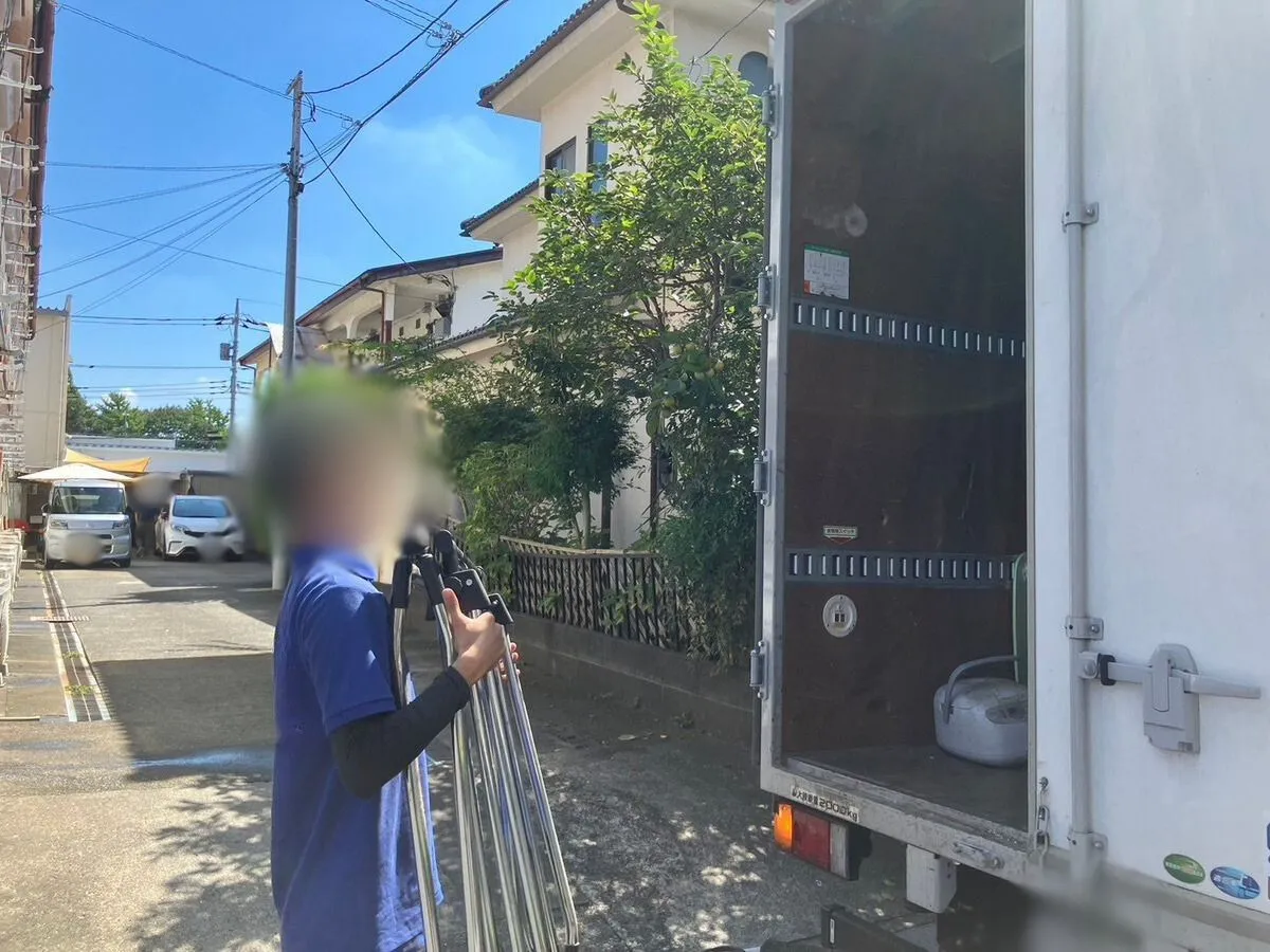 「1Kのマンションから物干し竿・掃除機を回収させていただきました」作業写真