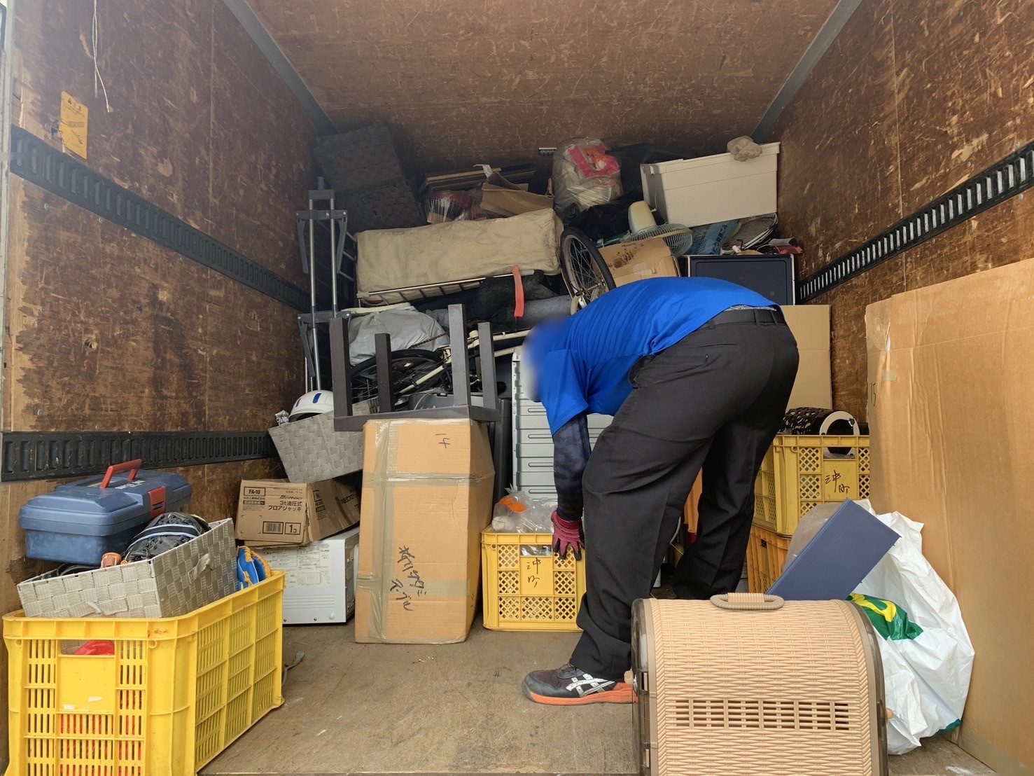 「物置に保管されていたペットボトルなどの雑品をすべて回収しました」作業写真
