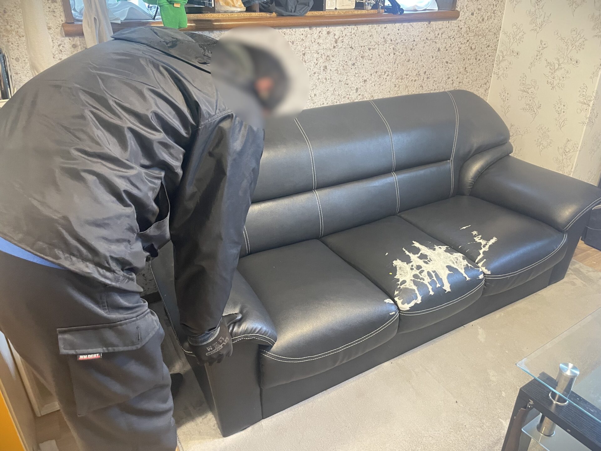 「3LDKのアパートのお部屋からソファをお引き取りしました」作業写真