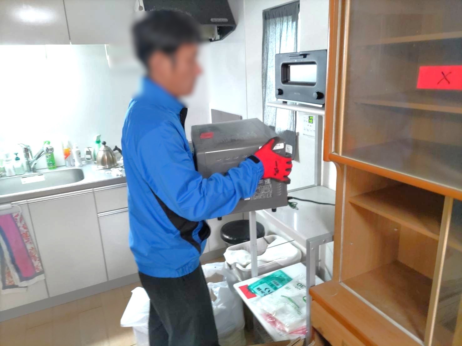 「食器棚、オーブントースター、電子レンジなどを回収しました」作業写真