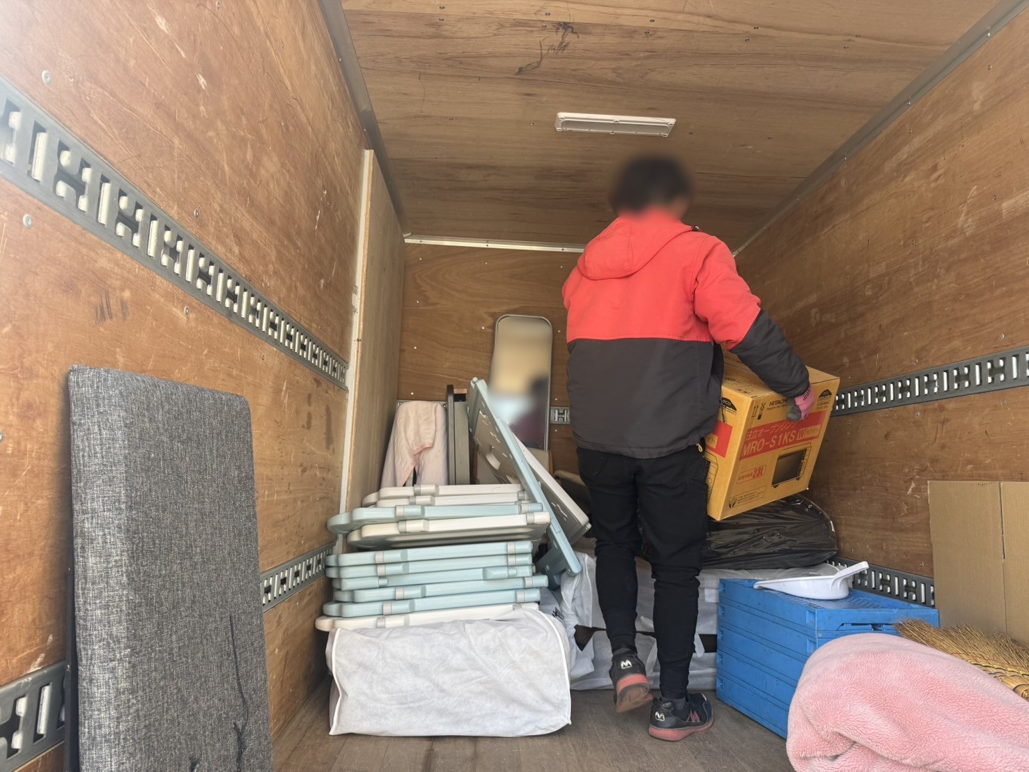 「2DKのアパートのお部屋から姿見や布団などをお引き取りしました」作業写真