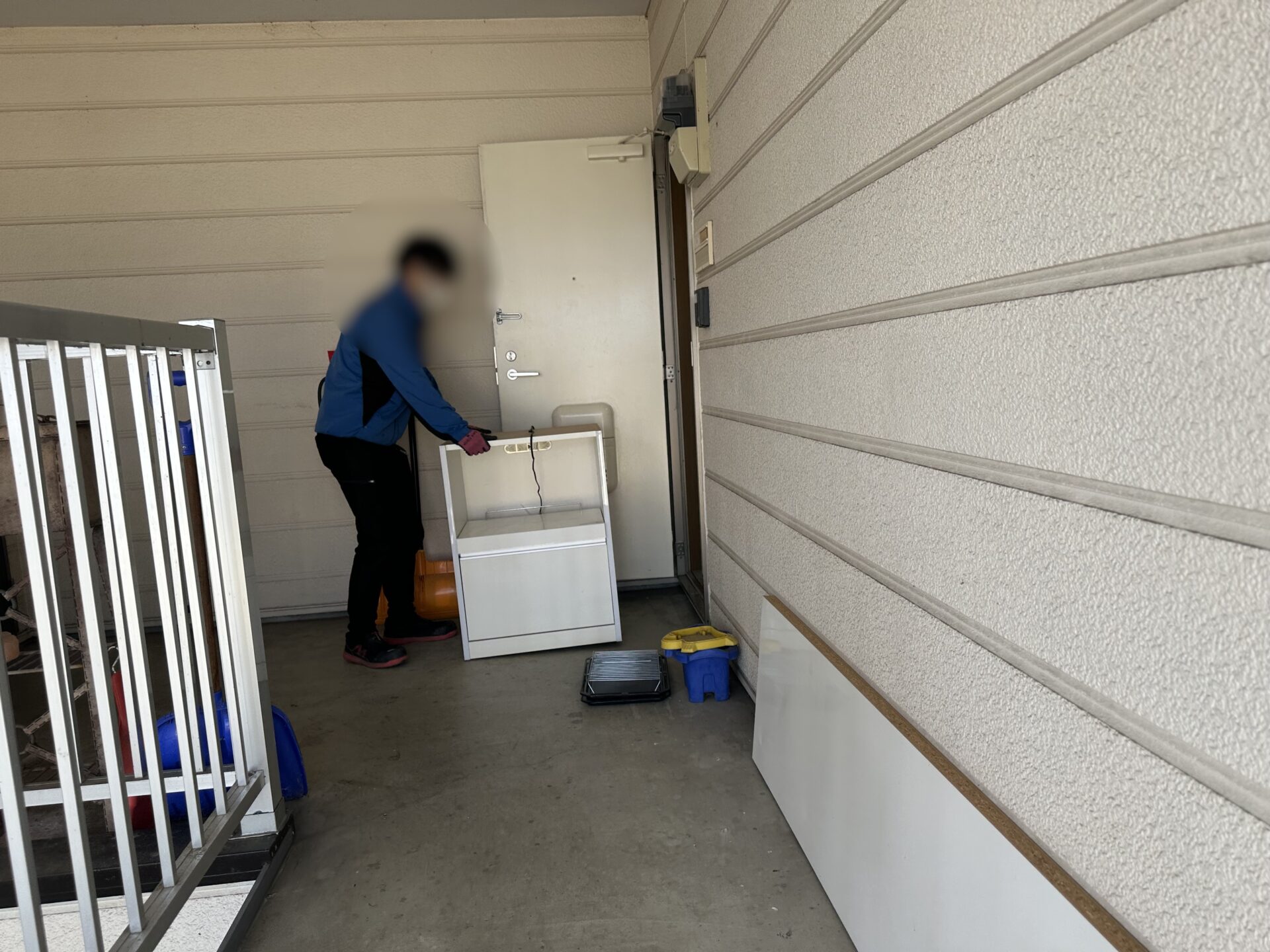 「引越しに伴い不要なキッチンボードや家具、家電などを回収しました」作業写真